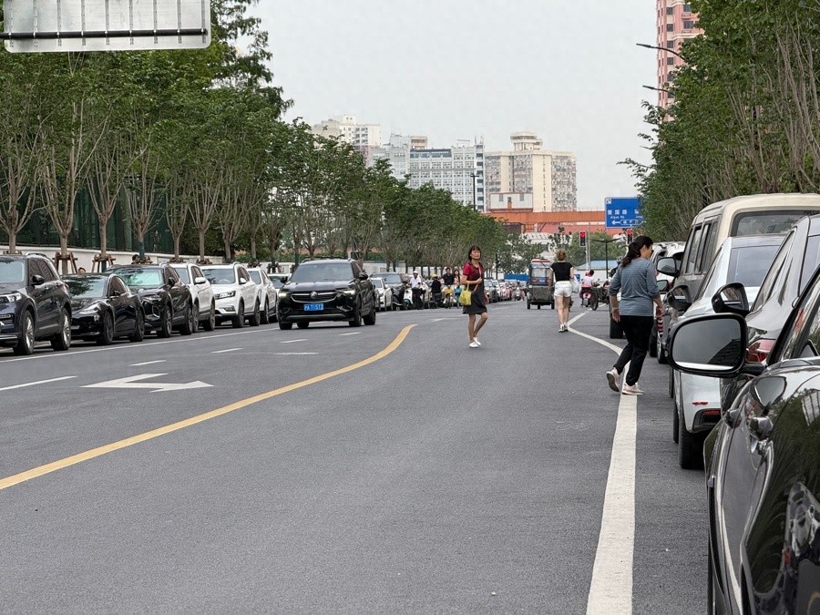 杨浦区白洋淀路停车乱象频发！通车不到4个月竟成马路停车场？