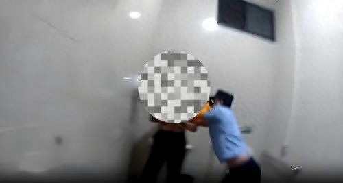 男子公厕持剪刀抵胸口3小时！民警如何惊险夺刀？背后原因令人揪心  第1张