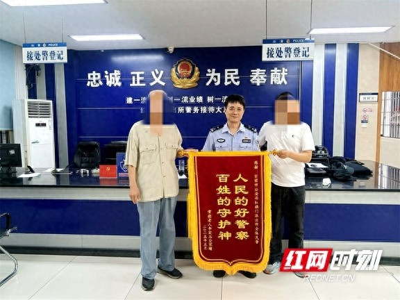 吉首警方成功找回走失老人！家属感激送锦旗，后续暖心行动更绝？