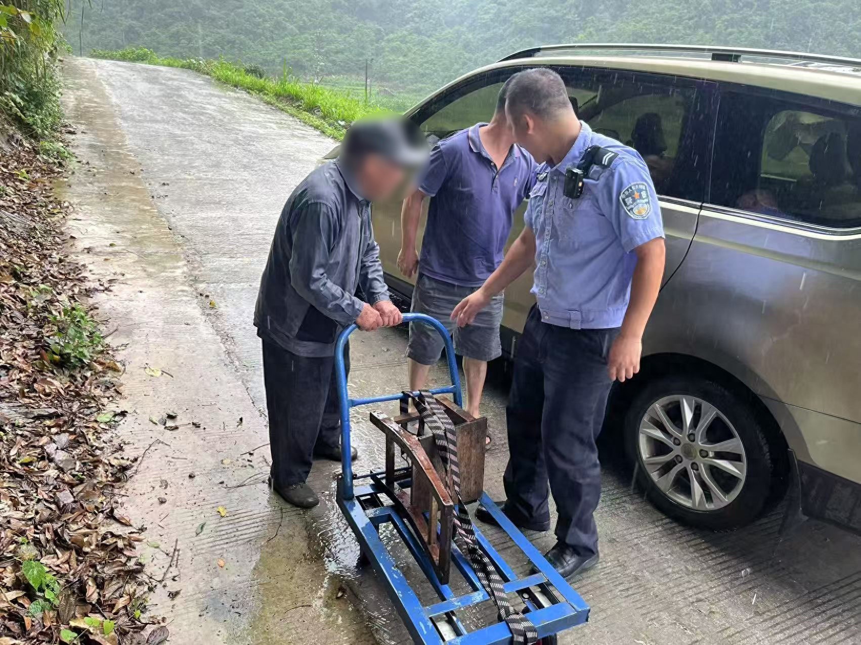 90 多岁患老年痴呆老人雨中走失！民警能及时找回吗？
