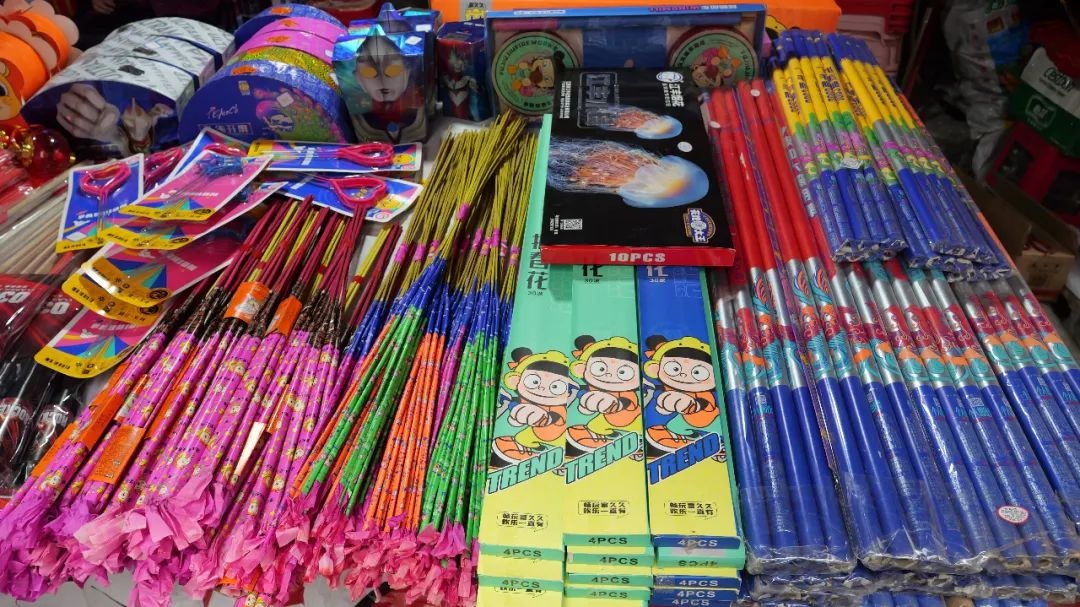 年货市场热闹非凡，你准备好迎接蛇年春节的喜庆氛围了吗？  第2张