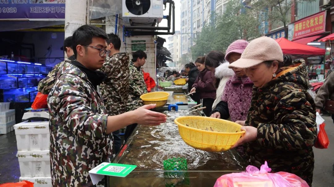 年货市场热闹非凡，你准备好迎接蛇年春节的喜庆氛围了吗？  第3张