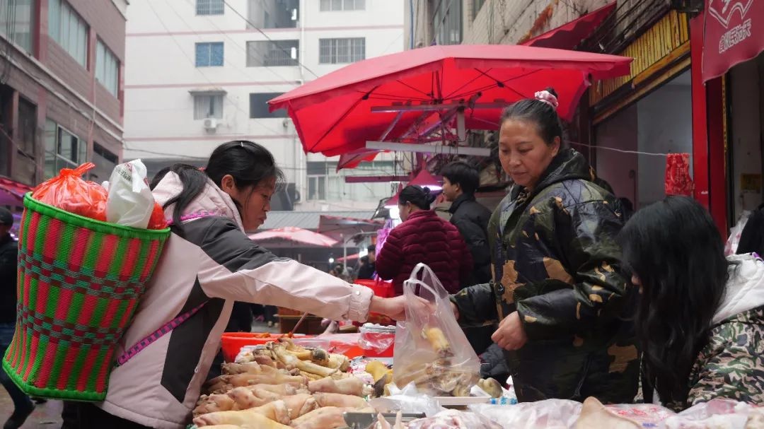 年货市场热闹非凡，你准备好迎接蛇年春节的喜庆氛围了吗？  第4张