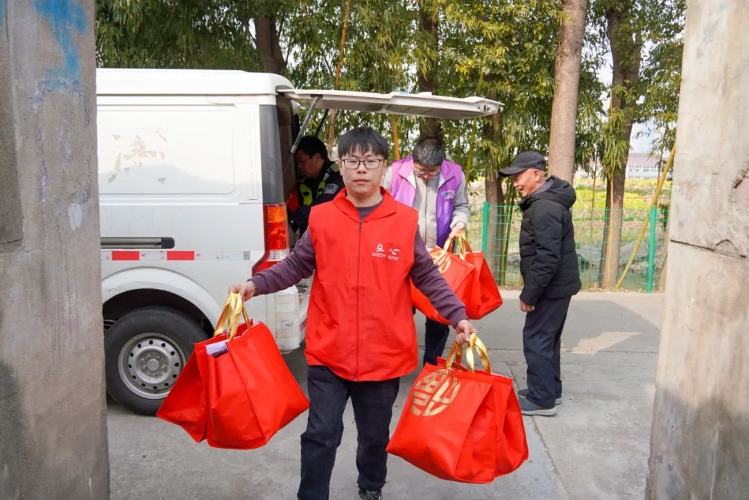 杨王村年货大礼包发放现场热闹非凡！3700名村民的幸福年货，你羡慕了吗？  第4张