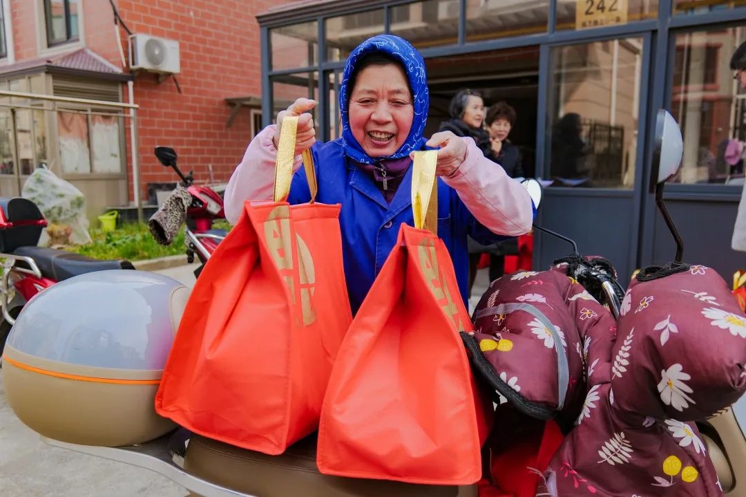 杨王村年货大礼包发放现场热闹非凡！3700名村民的幸福年货，你羡慕了吗？  第5张