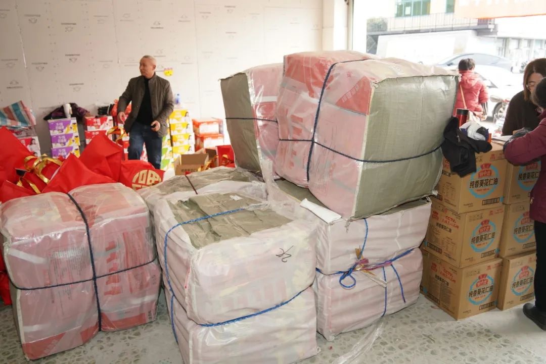 杨王村年货大礼包发放现场热闹非凡！3700名村民的幸福年货，你羡慕了吗？  第7张