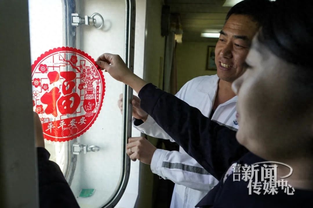 海上春节也能团圆？边检民警暖心行动让船员家属直通船上  第1张