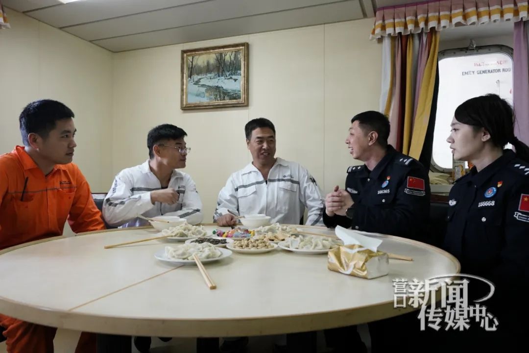 海上春节也能团圆？边检民警暖心行动让船员家属直通船上  第2张