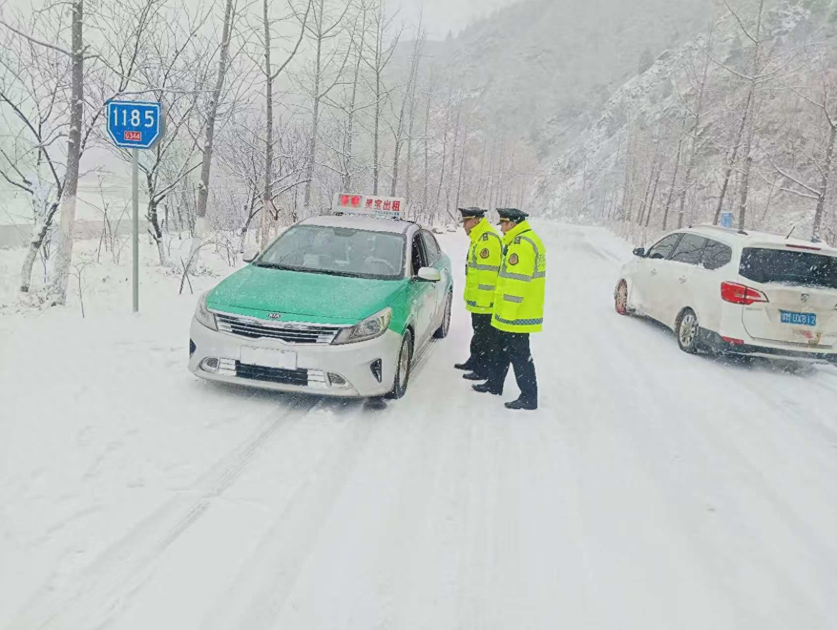 卢氏县交通运输局如何浴雪奋战，确保群众出行安全？揭秘24小时不间断巡查背后的故事