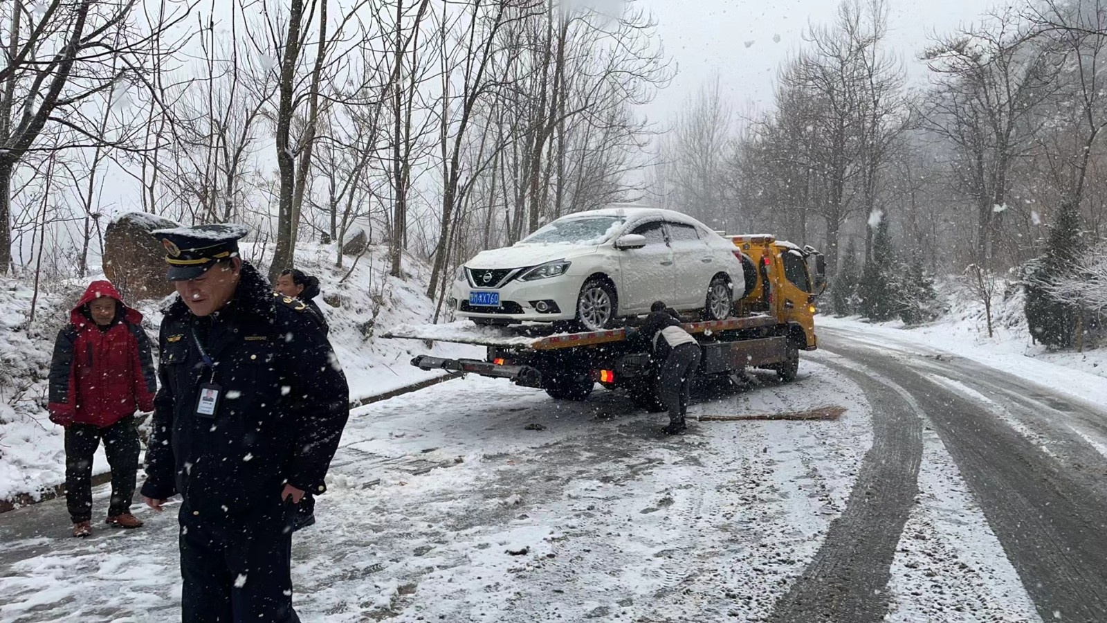 卢氏县交通运输局如何浴雪奋战，确保群众出行安全？揭秘24小时不间断巡查背后的故事  第5张