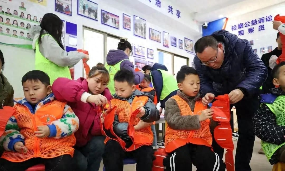 孩子们如何用红灯笼点亮社区新春？遵义市希望工程·陪伴行动揭秘  第1张
