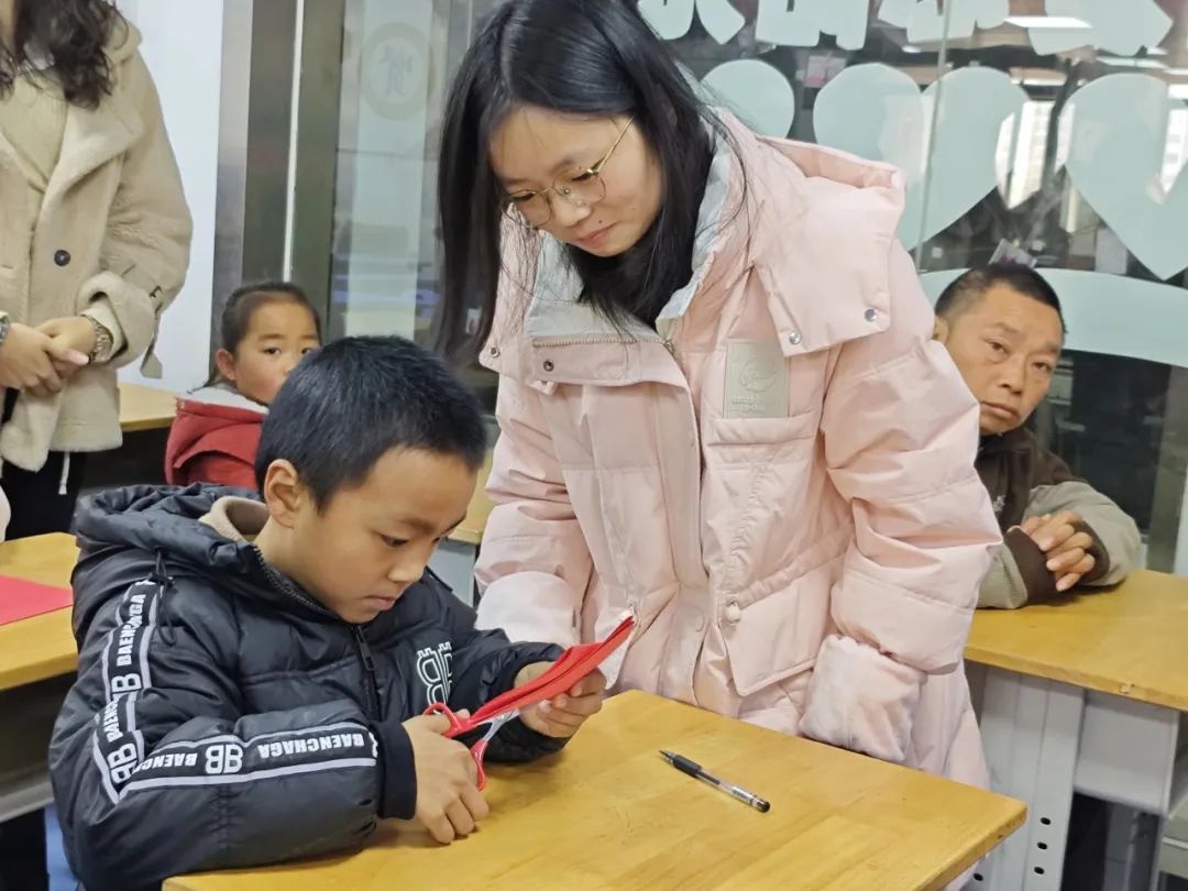 孩子们如何用红灯笼点亮社区新春？遵义市希望工程·陪伴行动揭秘  第11张