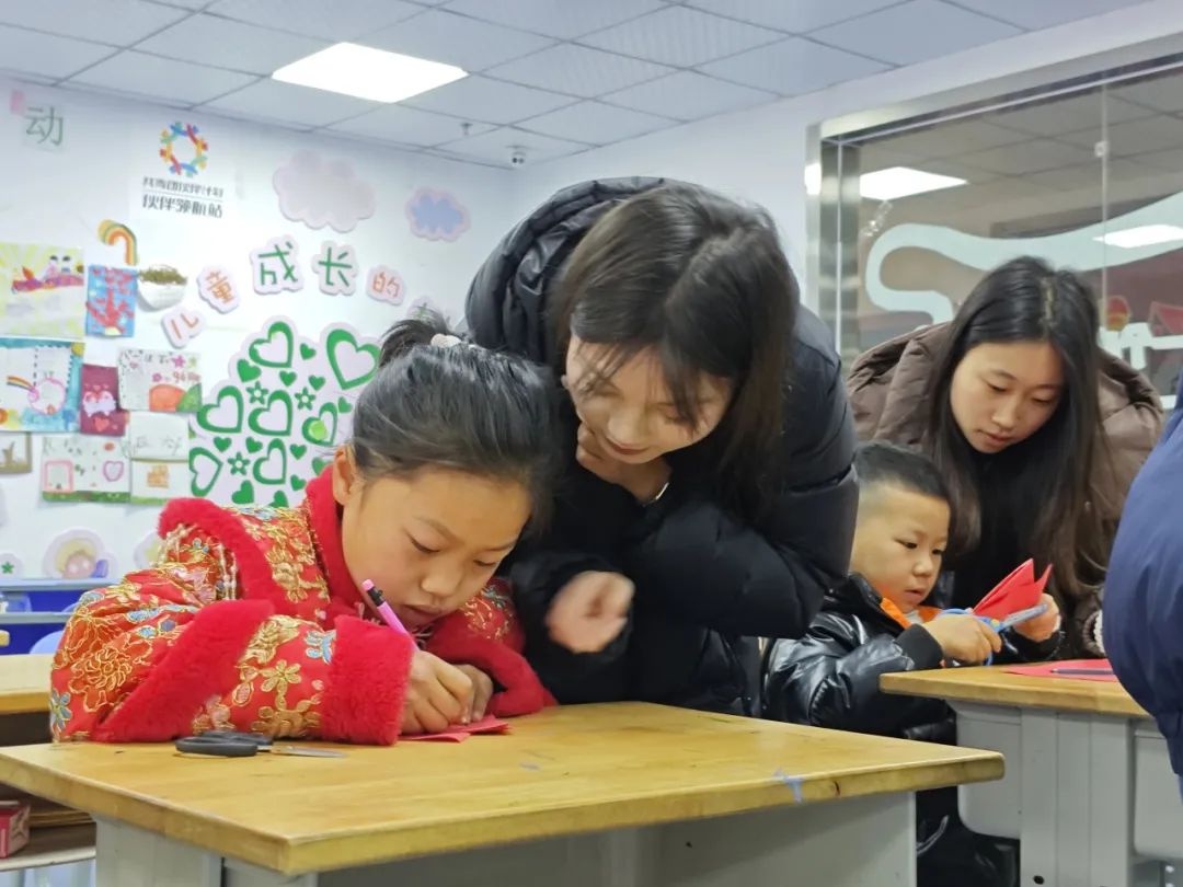 孩子们如何用红灯笼点亮社区新春？遵义市希望工程·陪伴行动揭秘  第13张
