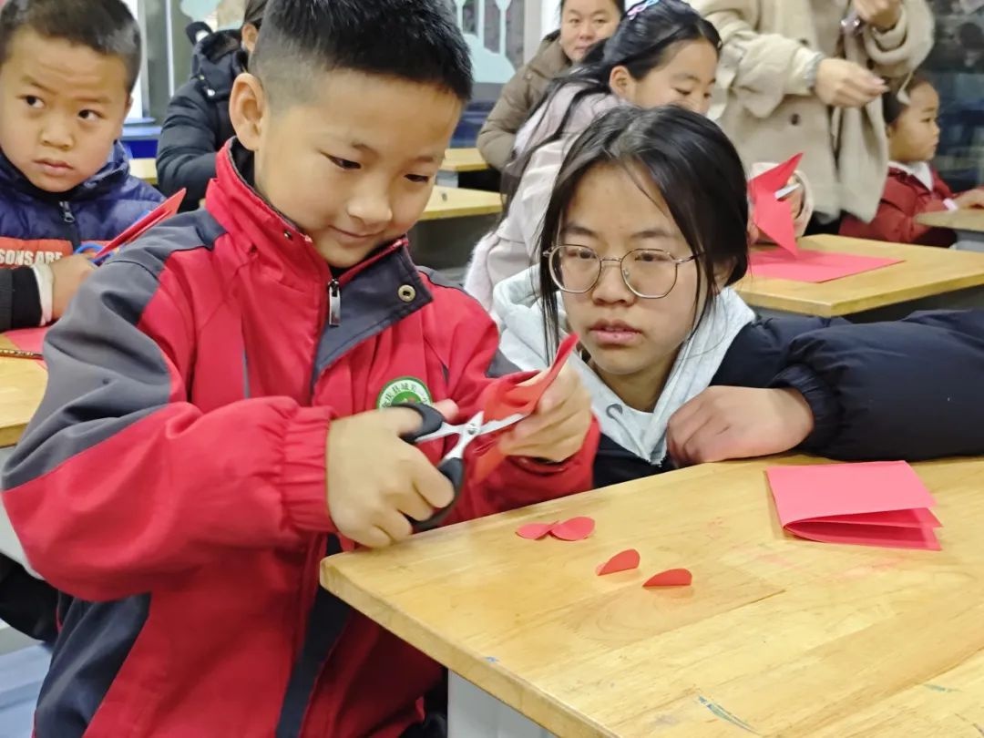 孩子们如何用红灯笼点亮社区新春？遵义市希望工程·陪伴行动揭秘  第14张