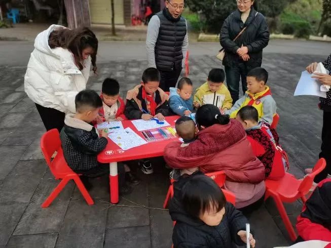 孩子们如何用红灯笼点亮社区新春？遵义市希望工程·陪伴行动揭秘  第3张