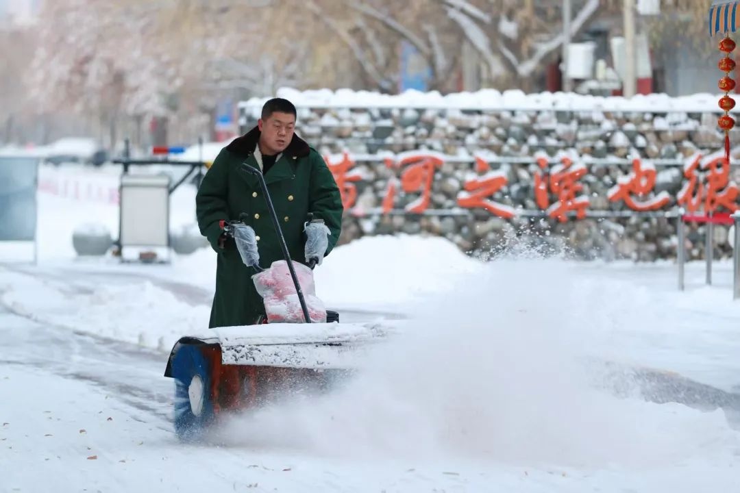 兰州市750余人次奋战24小时，40万平方米积雪如何一夜消失？  第2张