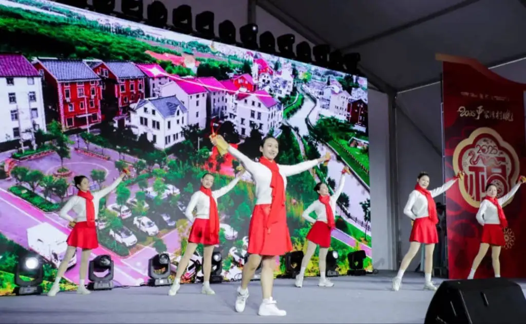 2025年严家湾村晚：中外友人共庆中国年，你准备好感受这场文化盛宴了吗？  第1张