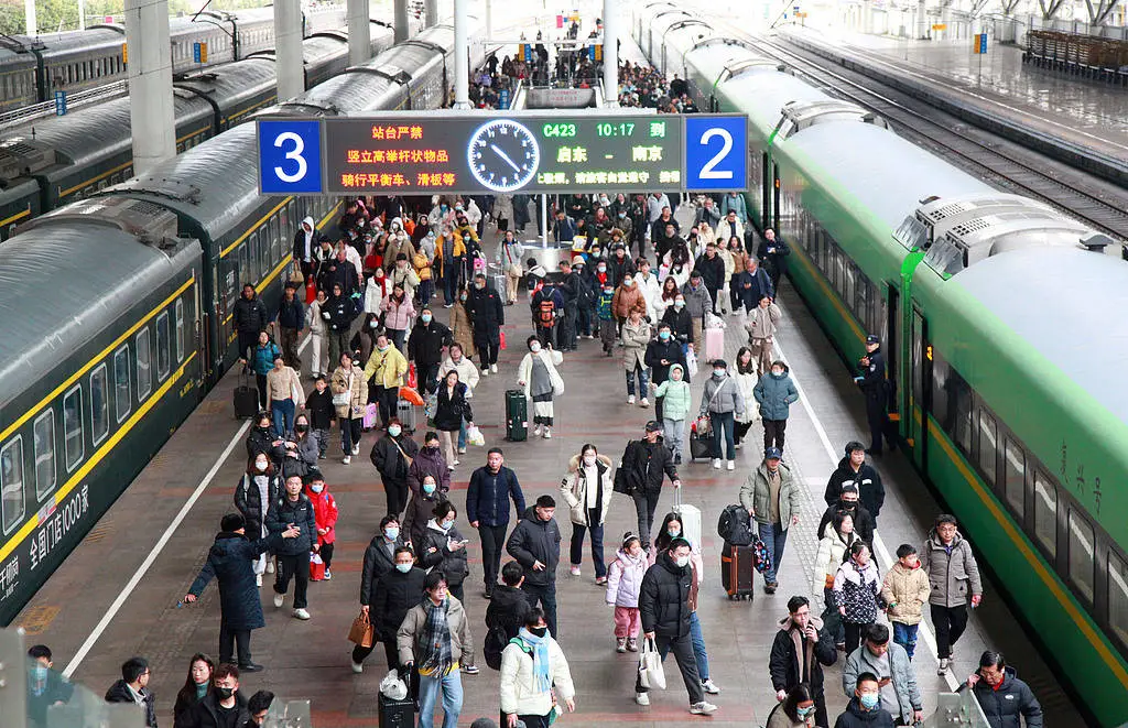 2025年春运高峰来袭！1525万人次如何安全回家？铁路部门大揭秘