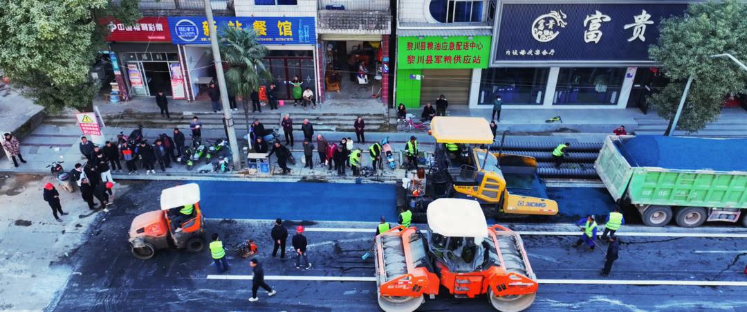 春节前完工！东方红大道沥青路面铺设进入收尾阶段，市民新年出行更顺畅