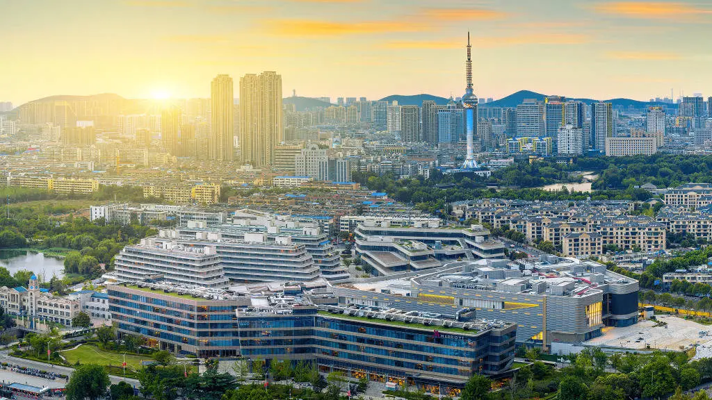 2024年GDP万亿城市俱乐部再添新成员？这六座城市只差临门一脚  第2张