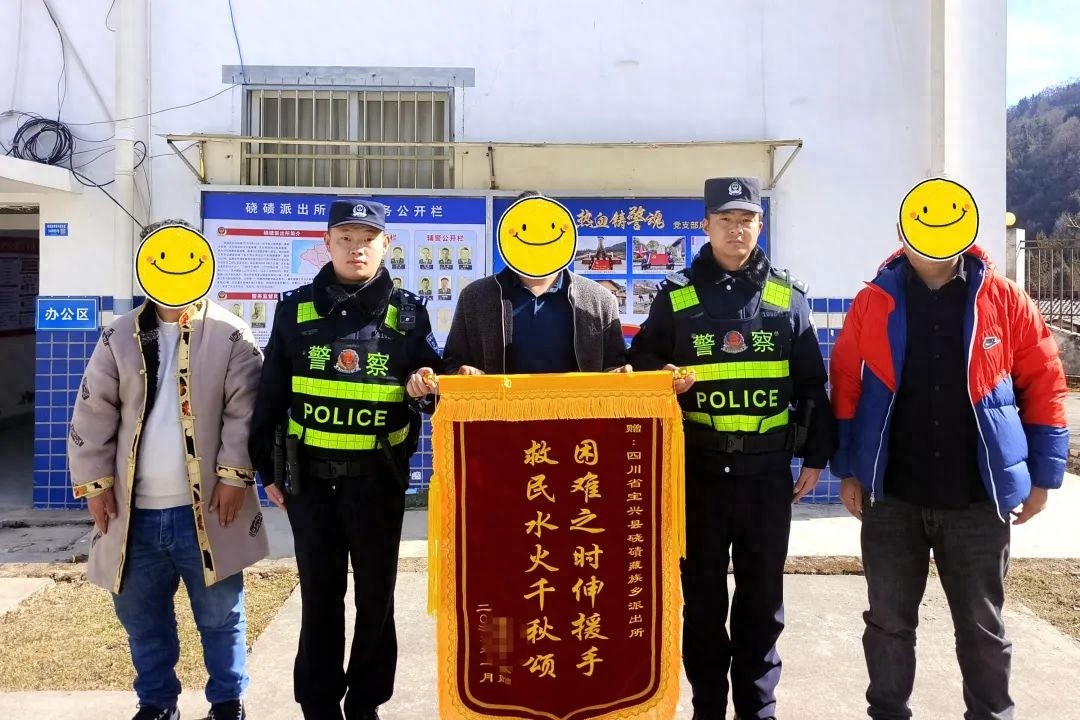 13小时生死救援！大雪中民警如何将高反男子抬下山？