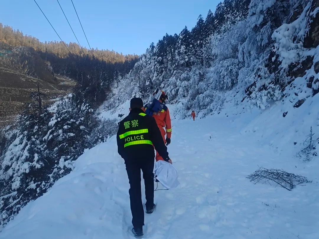 13小时生死救援！大雪中民警如何将高反男子抬下山？  第2张