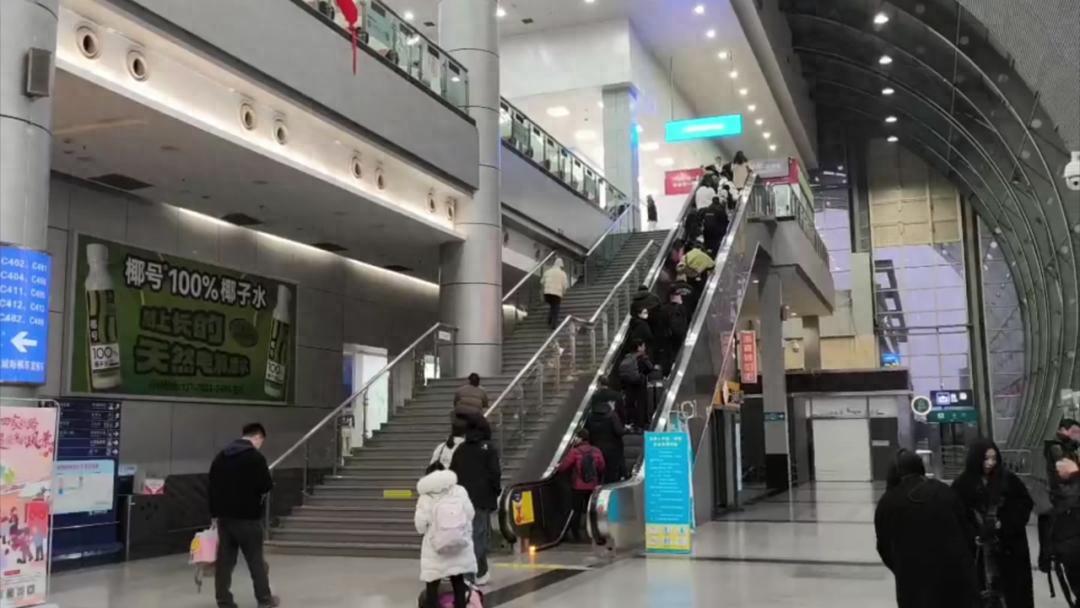 寒风挡不住归乡路！何富贵一家如何跨越千里，只为那期盼已久的团圆时刻？  第1张
