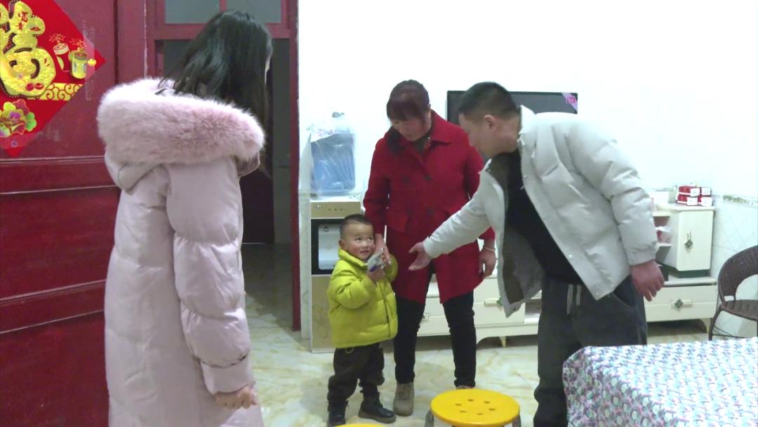 寒风挡不住归乡路！何富贵一家如何跨越千里，只为那期盼已久的团圆时刻？  第5张