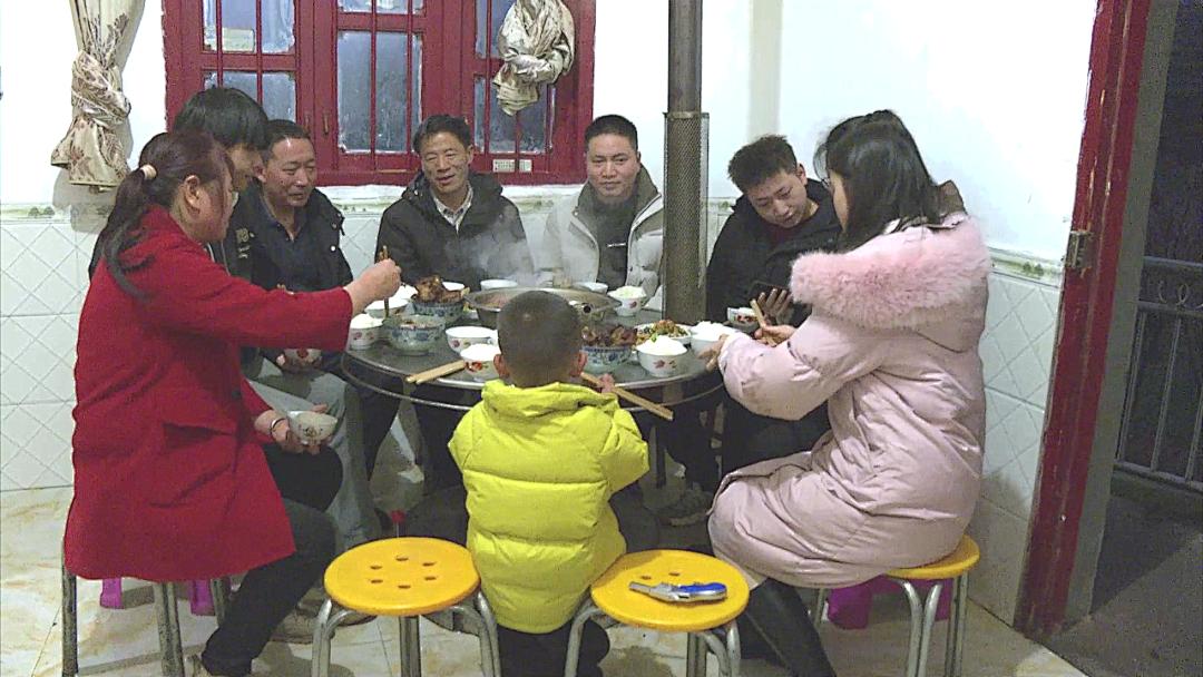 寒风挡不住归乡路！何富贵一家如何跨越千里，只为那期盼已久的团圆时刻？  第7张