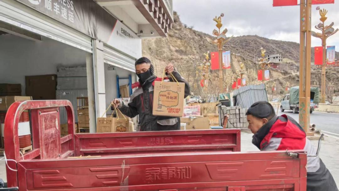 春节快递大爆发！邮政和顺丰如何化身‘新年使者’确保你的年货准时送达？  第3张