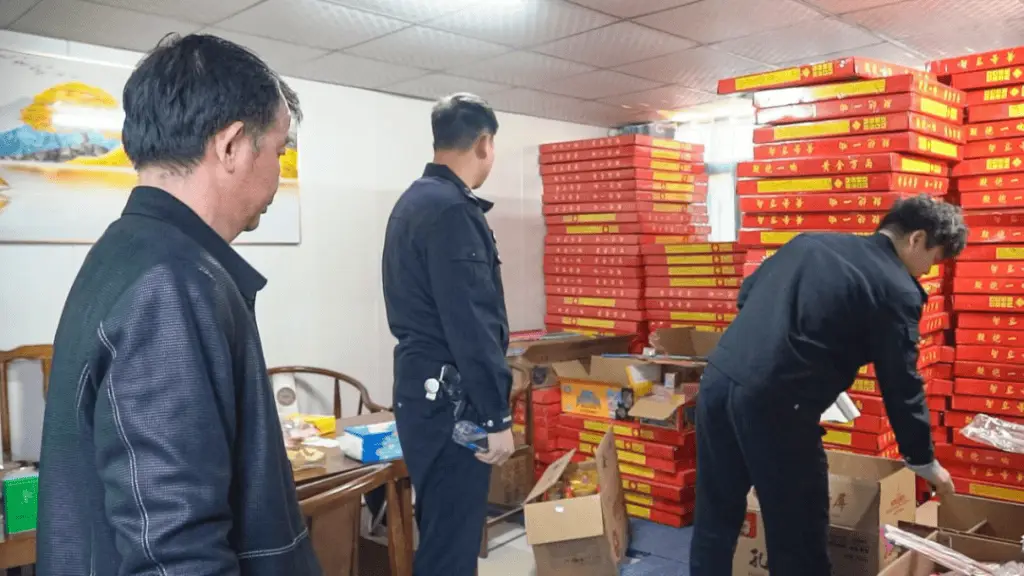 广东一民宅竟藏544件非法烟花爆竹，安全隐患触目惊心