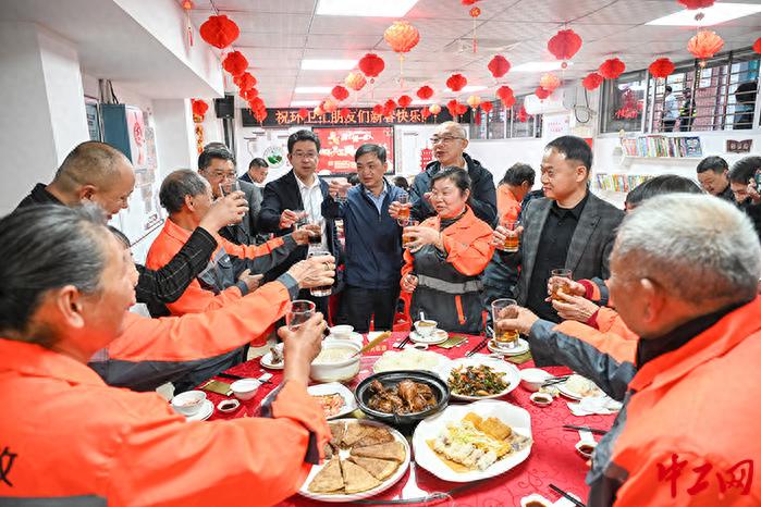 寒冬里的暖心年夜饭！泉州工会如何让环卫工人感受家的温暖？