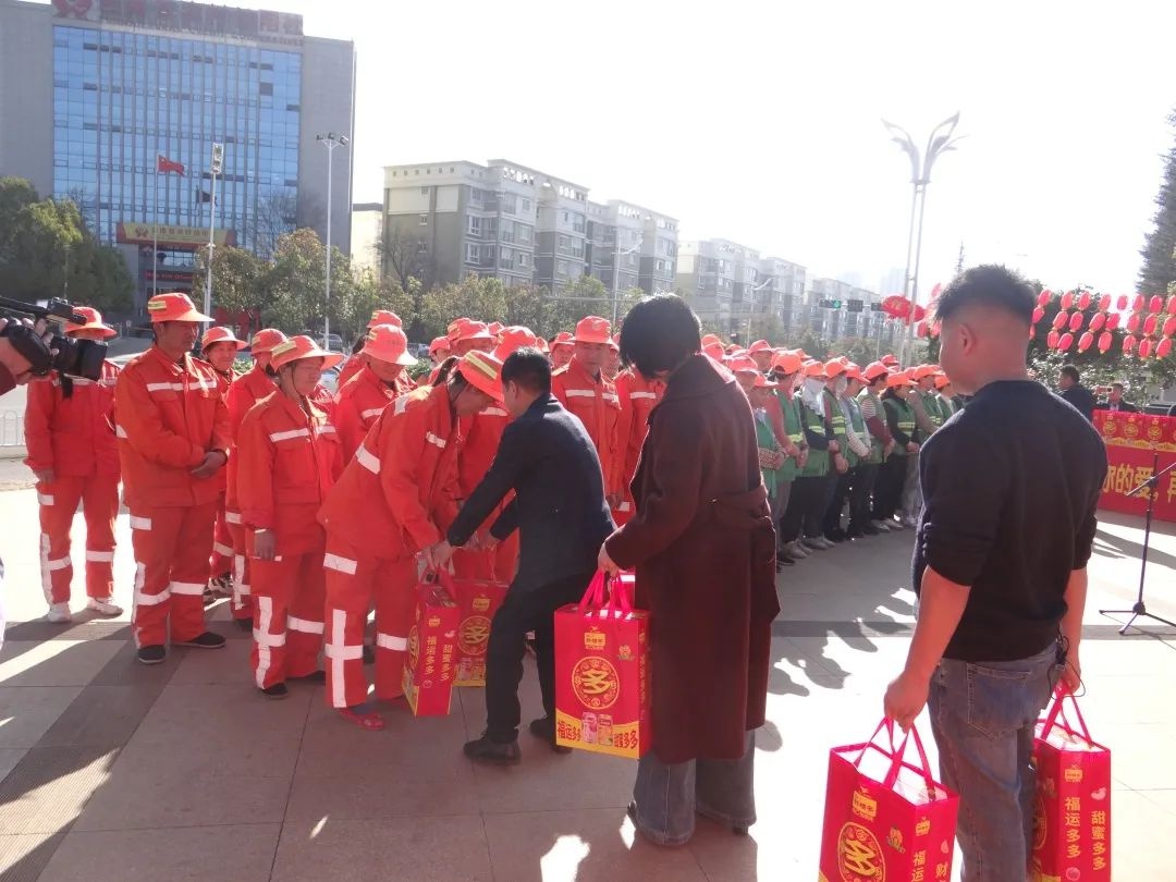 呈贡区新春送暖！3710件饮品慰问1855名城市美容师，他们的付出你看到了吗？