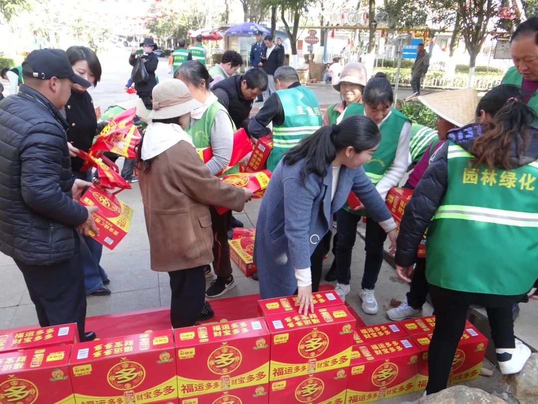 呈贡区新春送暖！3710件饮品慰问1855名城市美容师，他们的付出你看到了吗？  第2张