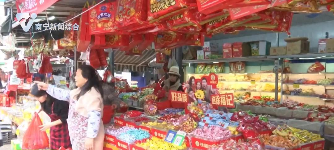 春节前最后一个周末，金桥市场年货一条街为何人潮涌动？