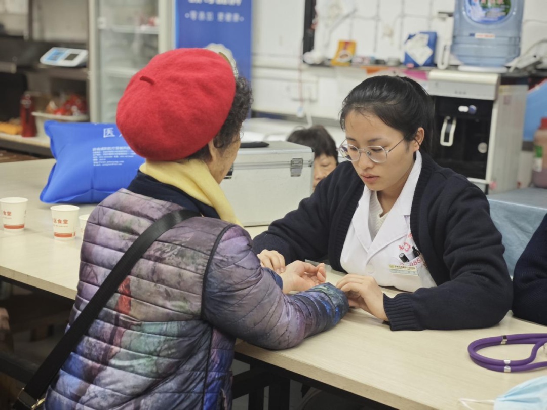 年夜饭还能这样吃？南明区百位老人共享‘家味道’，你想象不到的温暖场面  第3张