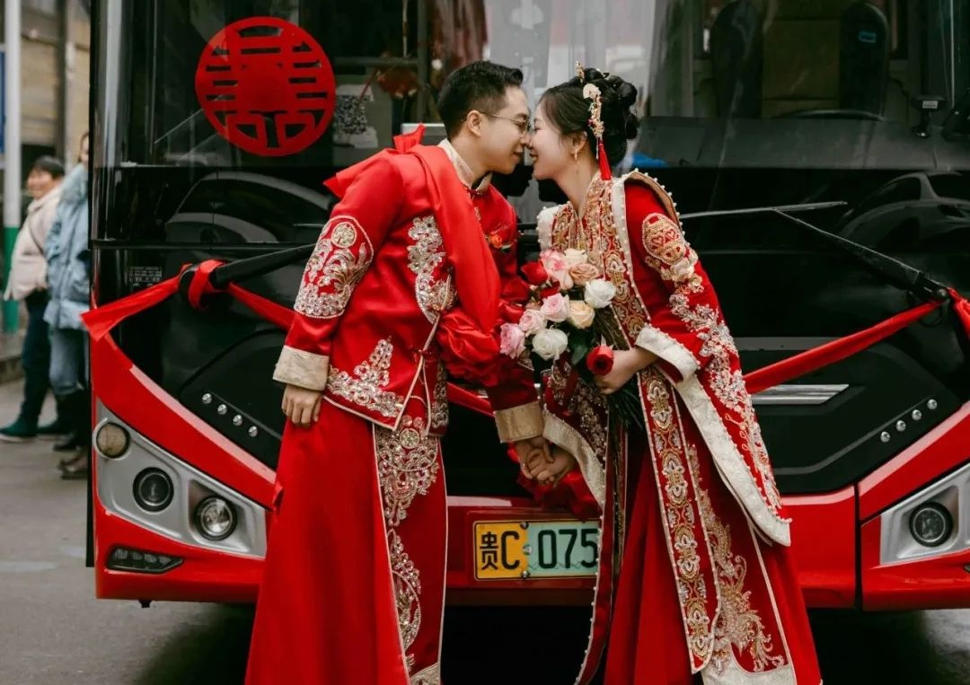 公交车变身婚车？这对新人用创意让婚礼既浪漫又环保  第2张