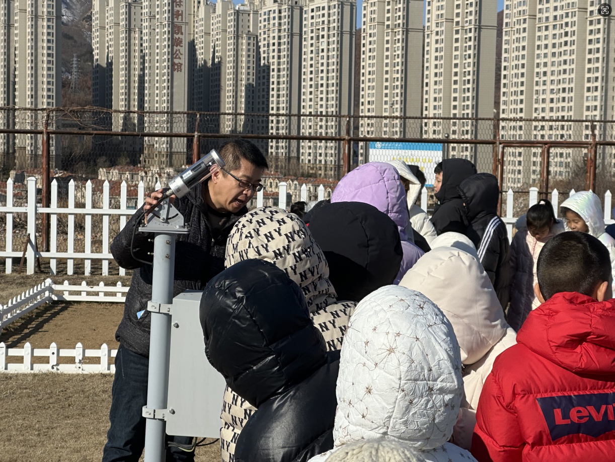 小主持人探秘气象局，揭开天气预报的科学面纱！你知道气象观测场和人工增雨车的奥秘吗？  第2张
