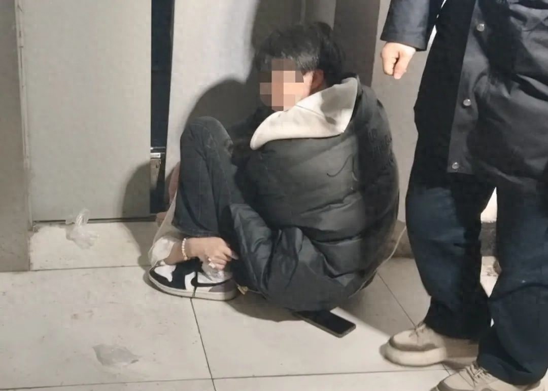 惊魂一刻！合肥女子电梯内被困，消防员如何化险为夷？