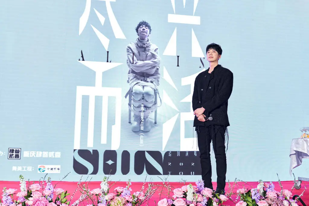 53岁铁肺歌王苏见信再燃激情，2025巡回演唱会能否重现经典青春？  第2张