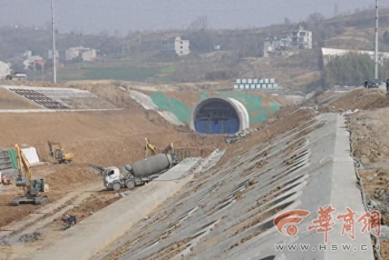 西康高铁安康隧道贯通！全国唯一连续穿越秦岭800米膨胀土，你绝对想不到的工程奇迹