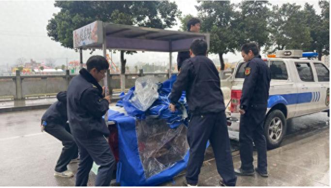 城市乱象何时休？蓝山县集中整治占道经营，还市民一个畅通的出行环境