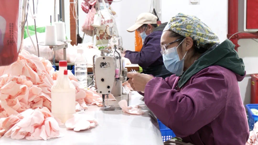 家门口上班，月入3000！陈学英的幸福生活你也能拥有吗？  第2张