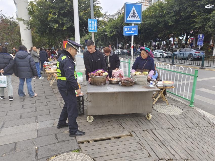 春节期间，黄果树旅游区执法大队全员上岗，他们是如何守护游客的节日体验的？  第2张