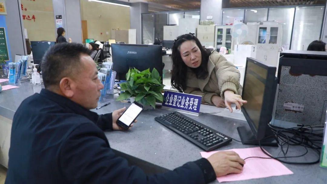 一窗通办，效率翻倍！县政务服务中心如何让企业和群众办事更轻松？