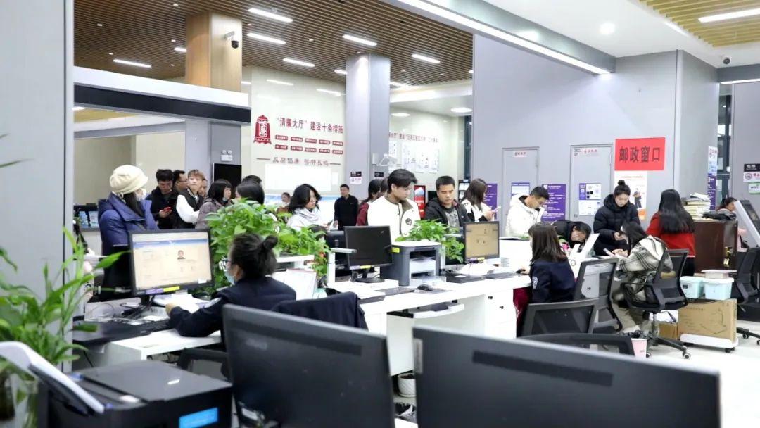 一窗通办，效率翻倍！县政务服务中心如何让企业和群众办事更轻松？  第2张