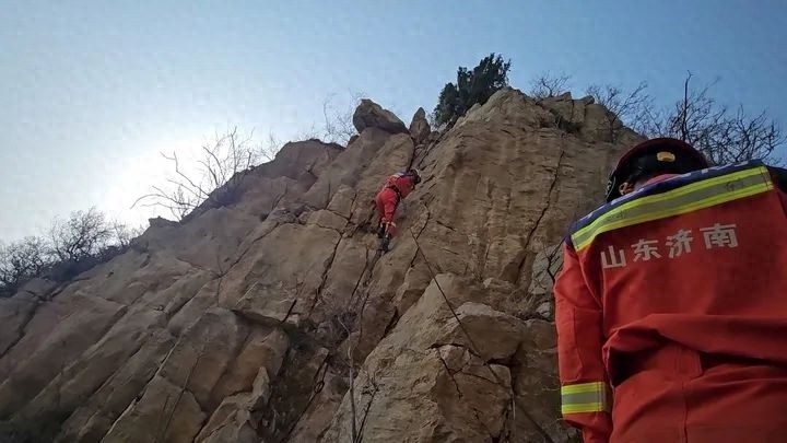 惊险救援！济南消防员如何悬崖边救回登山爱好者？  第1张