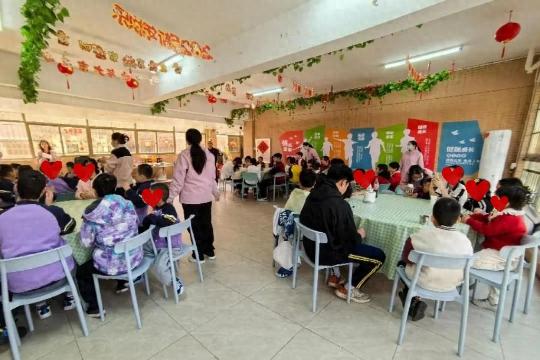 孩子们在福利院如何度过一个难忘的生日？感人至深的集体庆生会