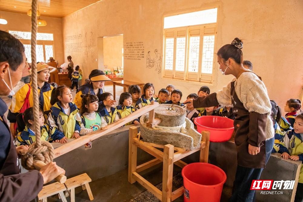 非遗探索之旅开启！小匠人们如何亲手制作木雕、擂茶和豆腐？  第5张