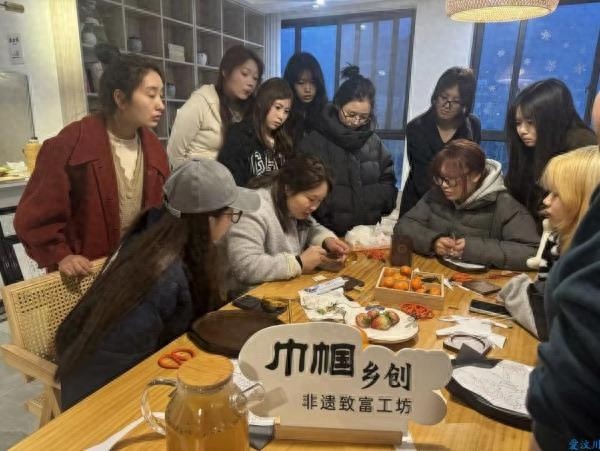 非遗技艺如何为乡村女性打开致富新路径？水磨镇寨子坪村这样创新